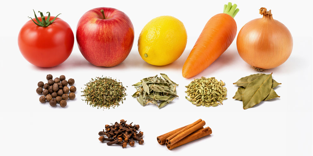 原材料の違い：野菜・果物・香辛料の配合バランス