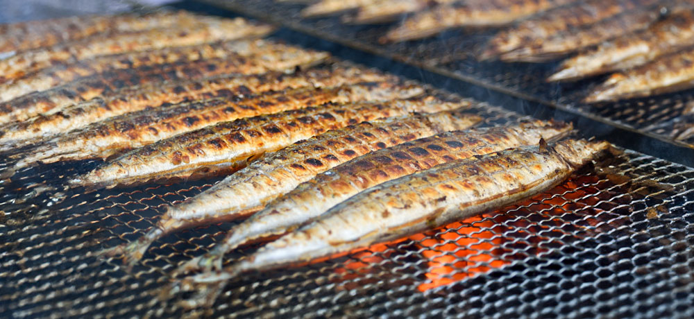 秋刀魚の塩焼きは炭火で焼くのがベスト！