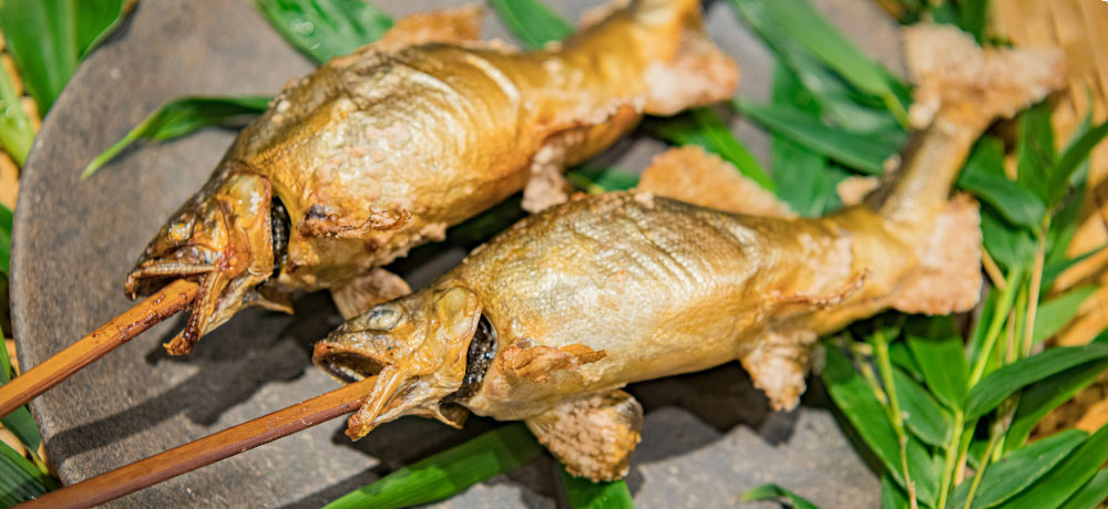 鮎の大きさによっては頭から丸ごと食べることができる