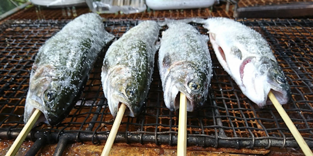 ニジマスの炭火塩焼きのポイント