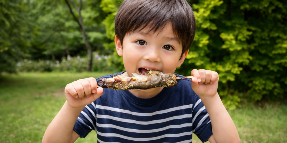 ニジマスの串焼きを食べる経験は、特別な思い出