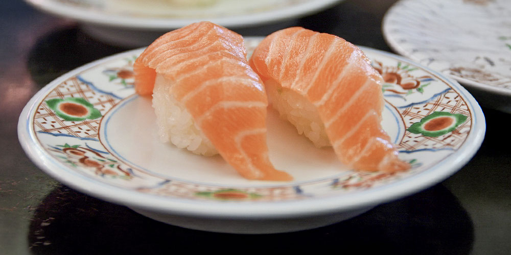 回転寿司でサーモンが定番ネタになった理由