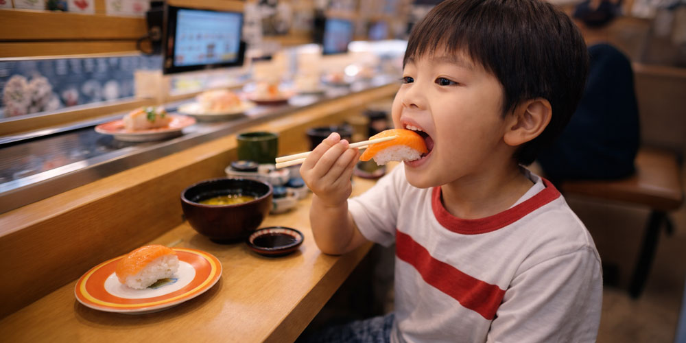 回転寿司のサーモンはなぜ生で食べられるのか