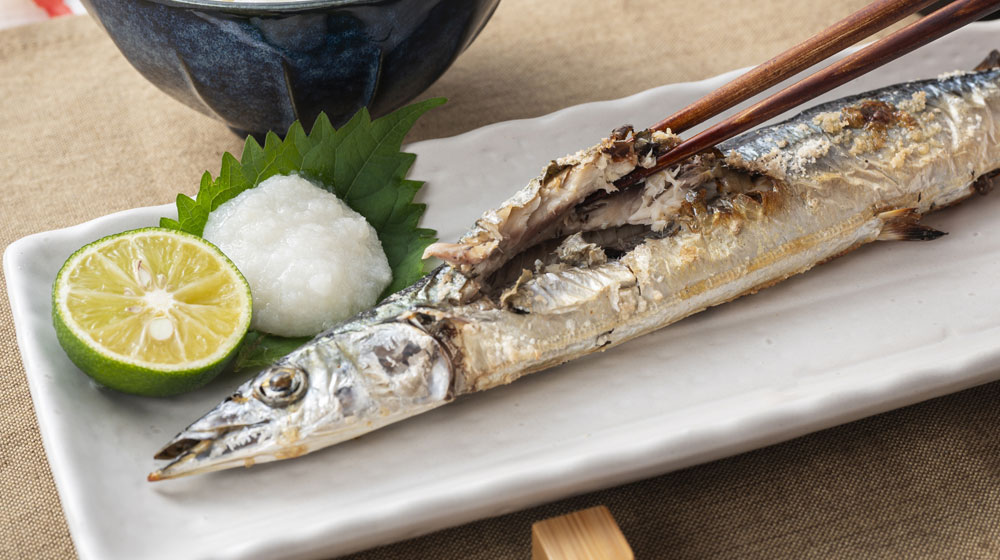 大根おろしやすだちで苦味をやわらげる