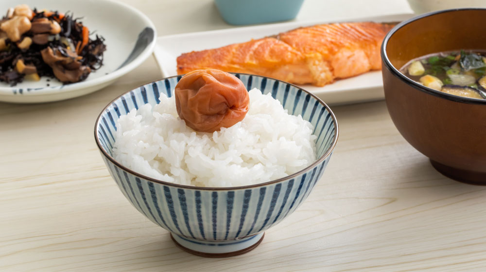 白いご飯と一緒に梅干しを味わう