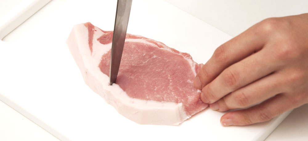 筋切りをして肉の反り返りを防ぐ