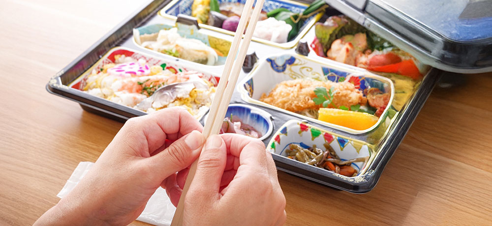 割り箸をこすり合わせるのはマナー違反？