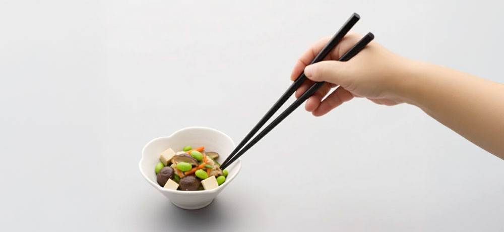 【寄せ箸】
箸で器を引き寄せる所作。本来は手で器を扱うべきであり、乱暴に見えます。