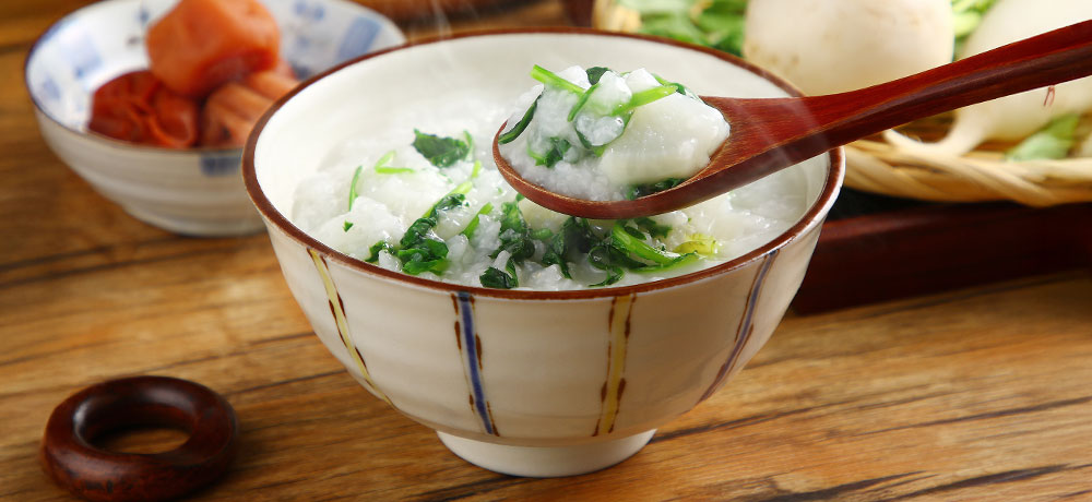 七草粥を食べる