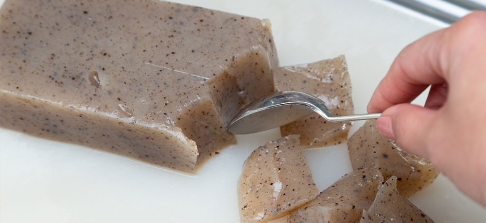 スプーンでこんにゃくを切る