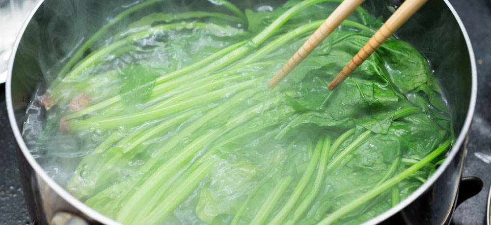 色鮮やかに仕上げるための熱湯茹でと冷水締めのコツ