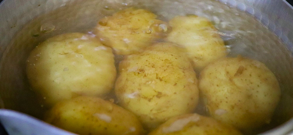 中まで火を通したい根菜類の水から茹でるメリット