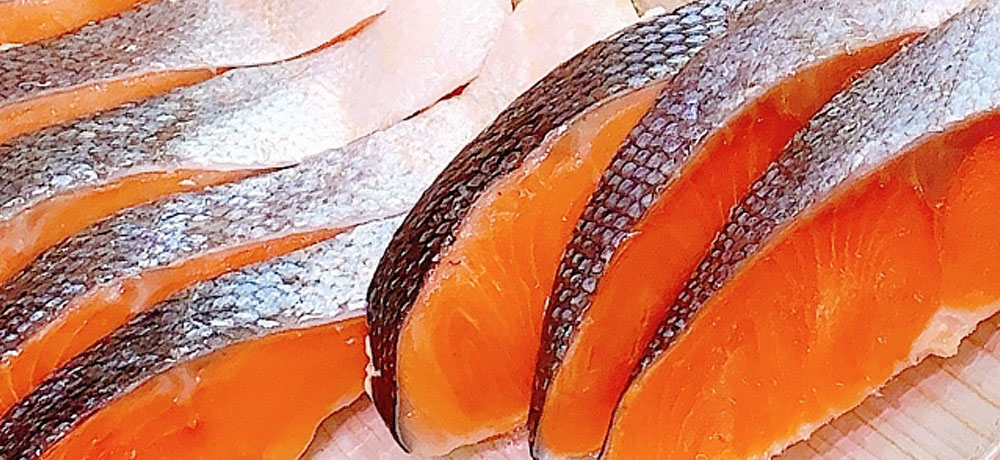 スーパーで見かける「秋鮭（生鮭）」と「塩鮭」の違い