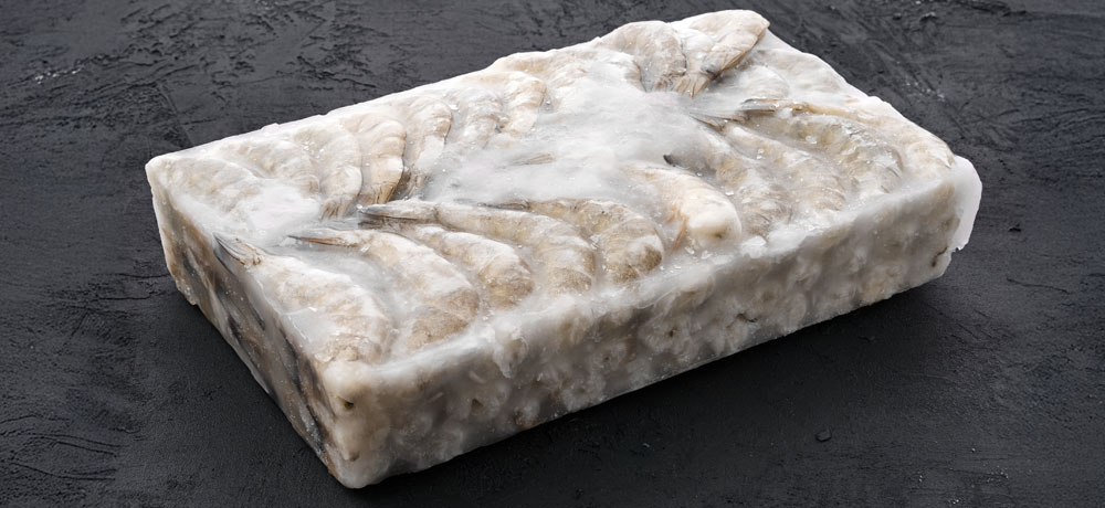 水と一緒に冷凍されている代表的なものは、業務用のブラックタイガーなどのエビです。