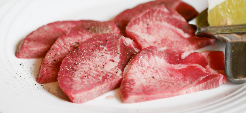 厚切りと薄切りで変わる牛タンの印象