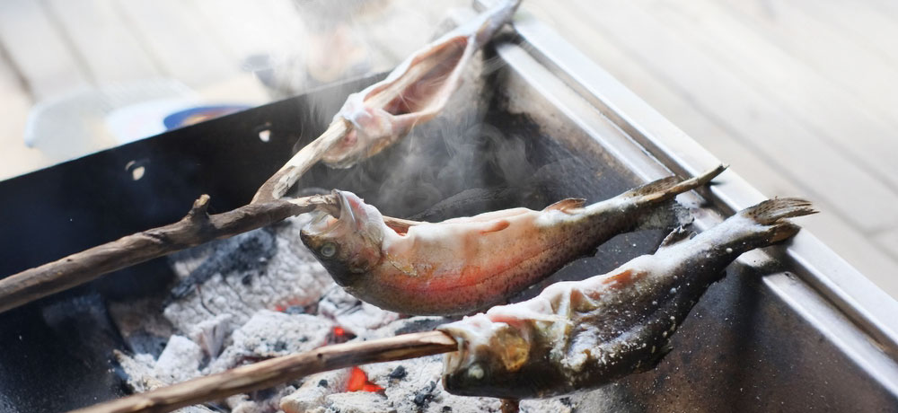 ニジマスに炭火の香ばしさが加わる