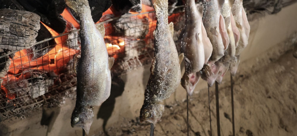 ニジマスの余分な脂が落とされる
