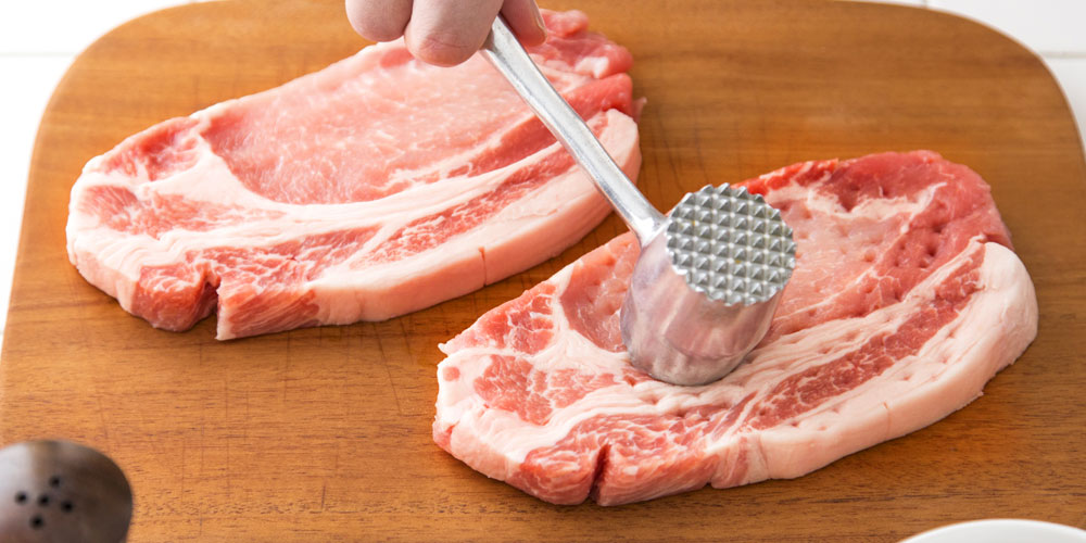 肉をたたいて厚みを均一にします